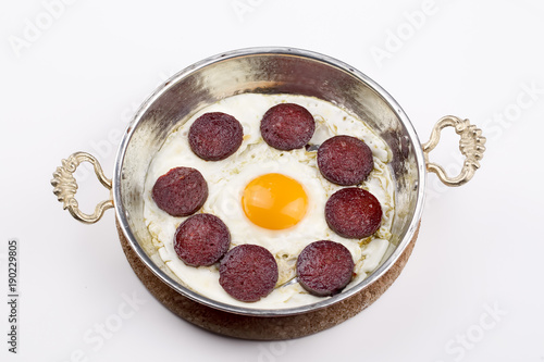 Sahanda Sucuklu Yumurta