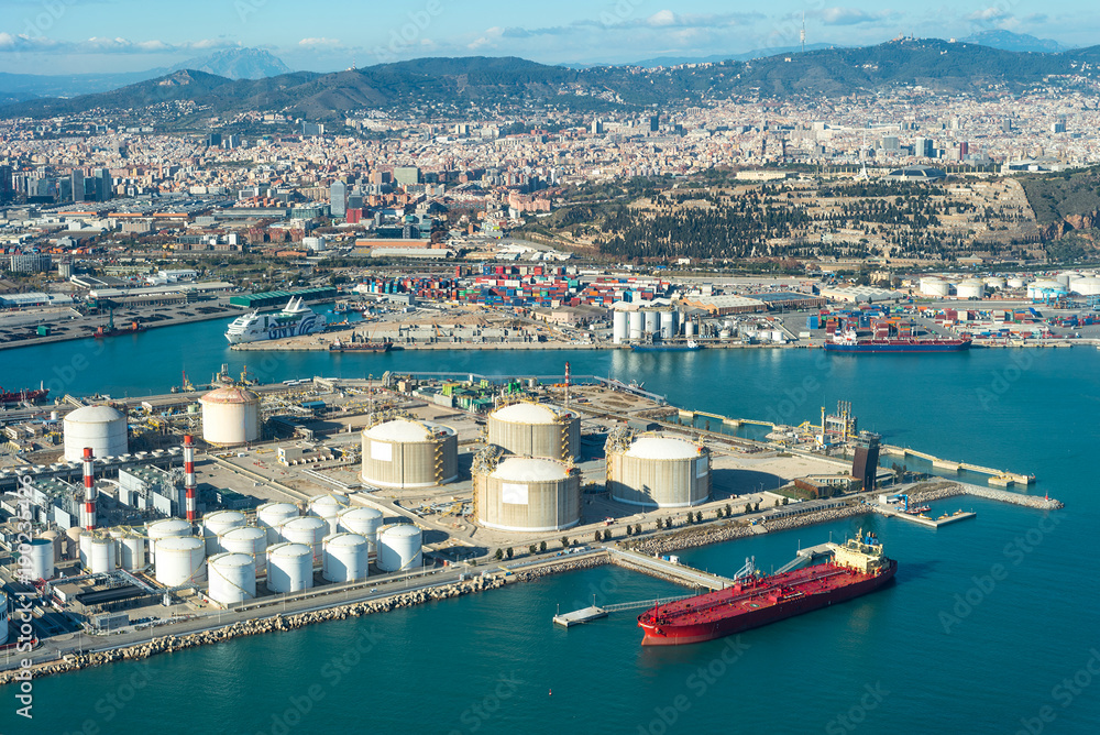 Fototapeta premium Cylindryczne zbiorniki paliwa w porcie morskim Barcelona, Zona Franca - Port