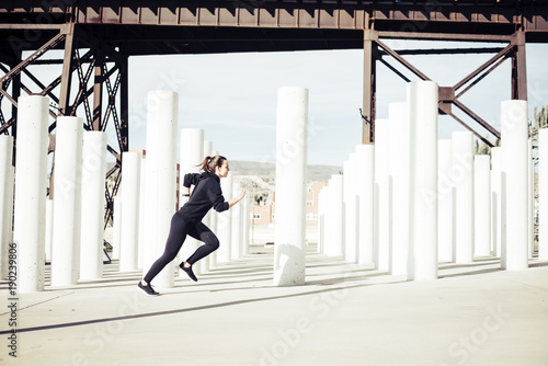 Tableau sur toile Chica entrenando en la Ciudad