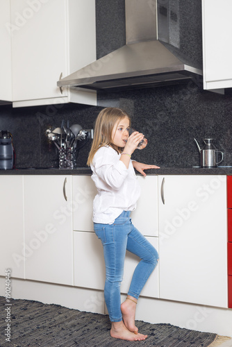 Niña en la cocina