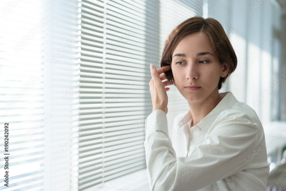 髪を耳にかける女性 髪を耳にかける女性
