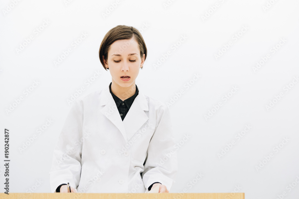 講義をする白衣の女性 Stock Foto Adobe Stock