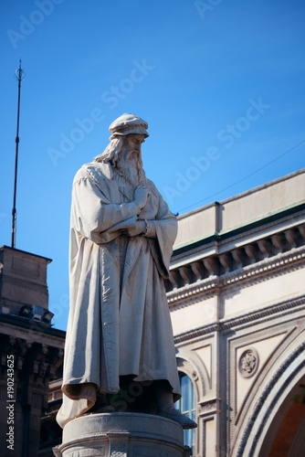 Leonardo Da Vinci statue