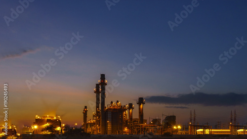 Petrochemical plant at Twilight In the industrial area Eastern Thailand. © Nana44