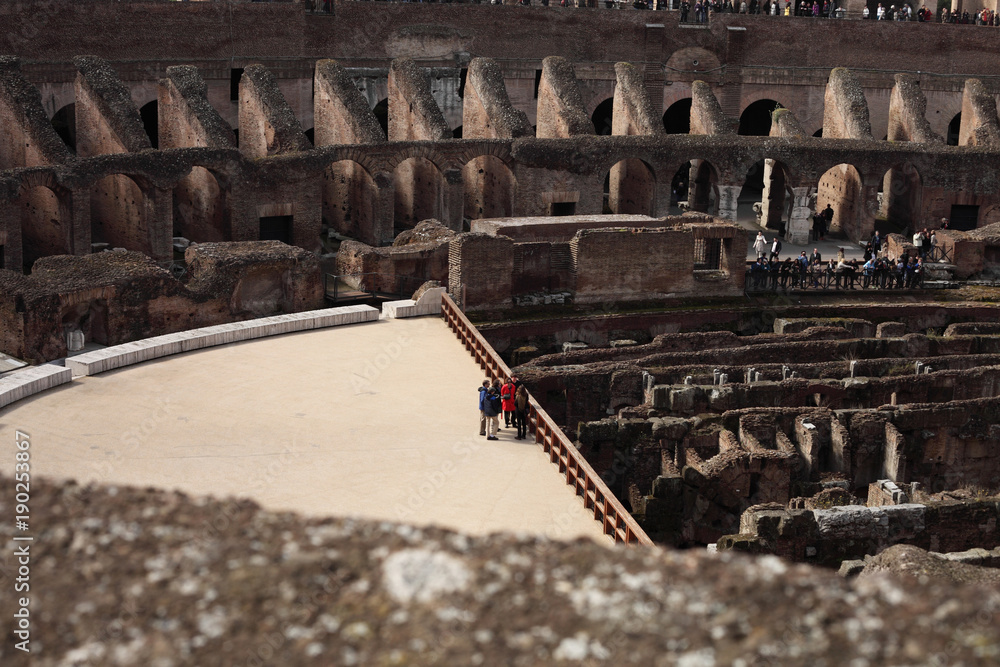Fototapeta Wysoki widok turystów w kultowym Koloseum w Rzymie, Włochy