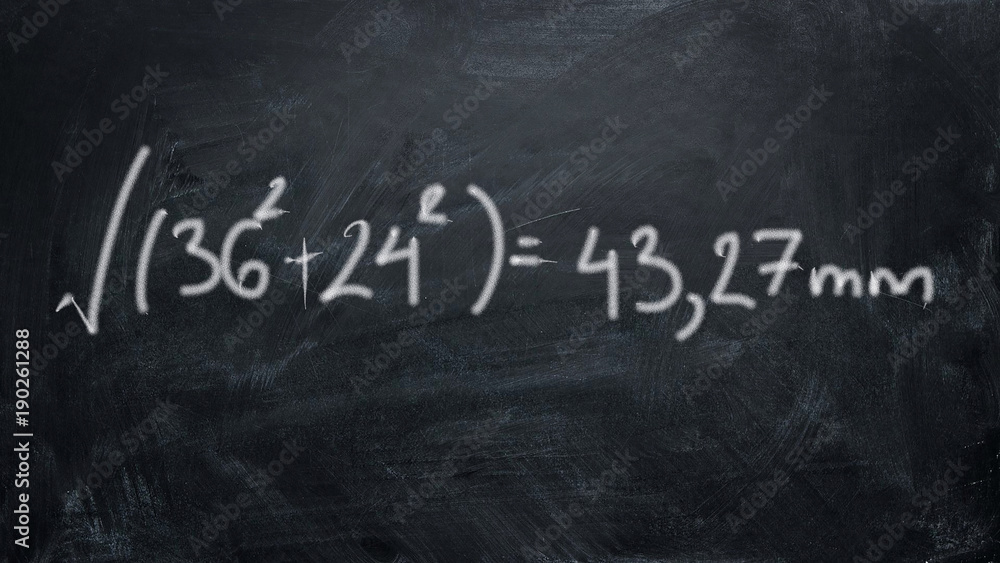 Obraz premium Factorial examples free hand written on chalk blackboard