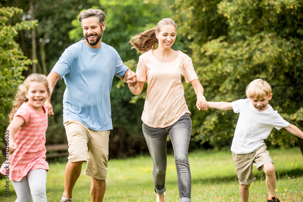 Fröhliche Familie und Kinder im Park