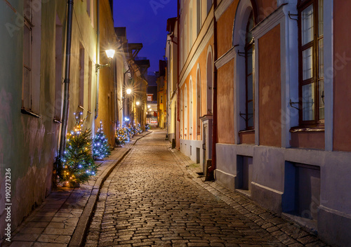 Fototapeta Naklejka Na Ścianę i Meble -  Tallinn. Old medieval street.