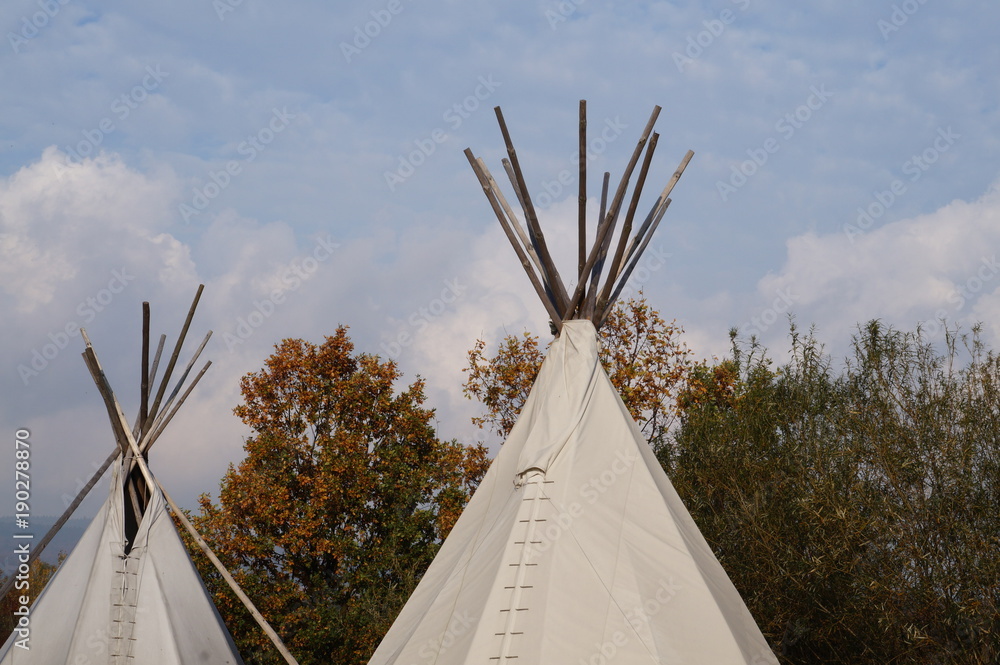 Tipi w jesiennym krajobrazie