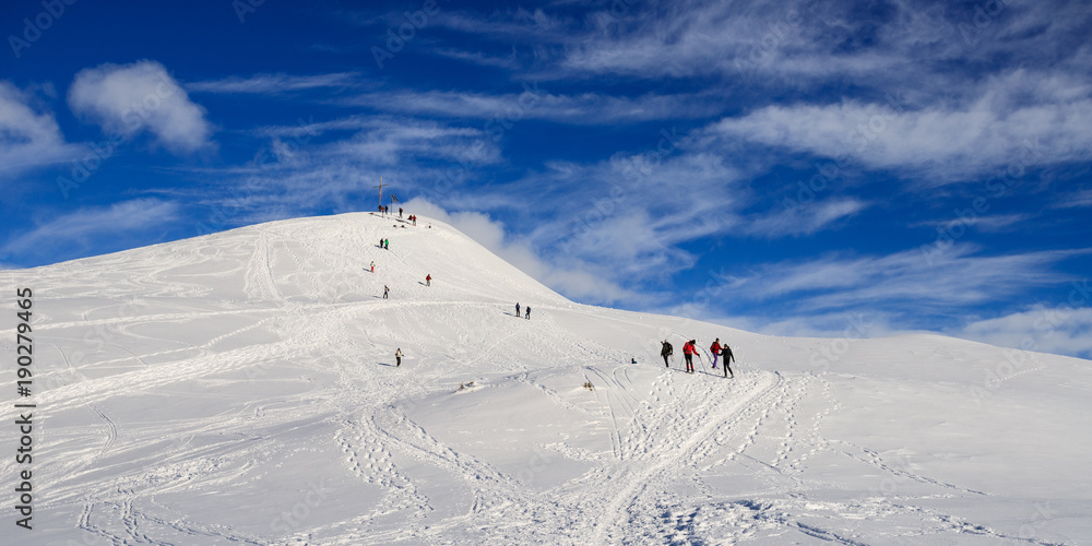 alpinisti in cima al pizzo Foisc, nelle alpi Leonine (Svizzera)