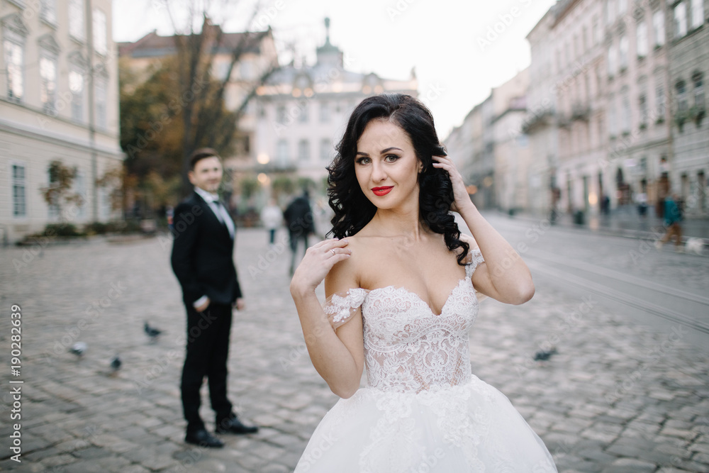 Naklejka premium Portrait of a romantic beautiful couple traveler walking in the 