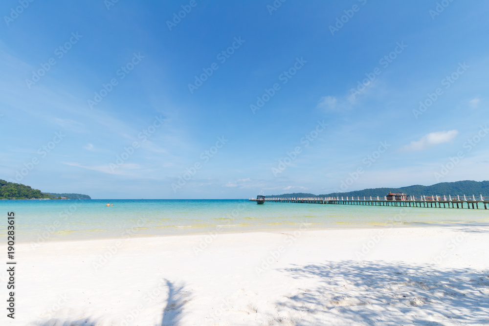 Fototapeta premium Saracen Bay, Koh Rong Samloem, Sihanoukville, Cambodia, White beach with turquoise water an sunny day, paradise