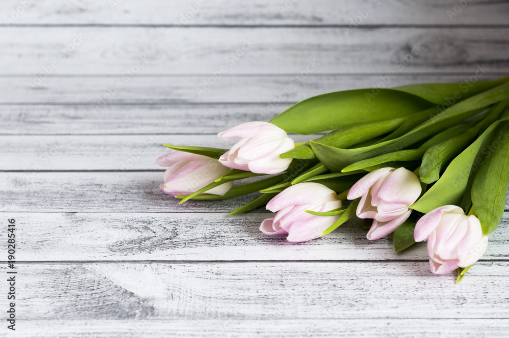 Obraz premium Bukiet różowych tulipanów na drewnianym stole