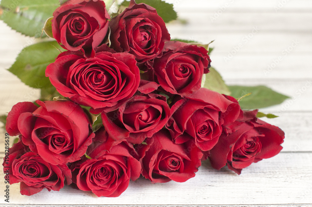 Bukiet czerwonych róż na drewnianym stole - obrazy, fototapety, plakaty 