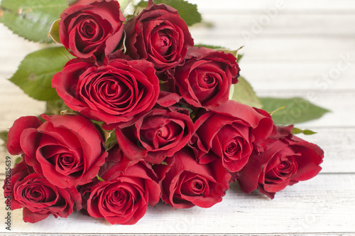 Bukiet czerwonych róż na drewnianym stole