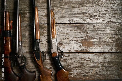 Foto Hunting guns frame on wooden table