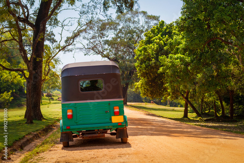 Obraz na płótnie Green tuk tuk on the sand road, Sri Lanka w salonie