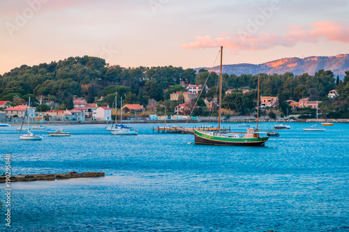 Bateaux dans la rade de Toulon près du Fort Balaguier à La Seyne-sur-Mer © Gerald Villena