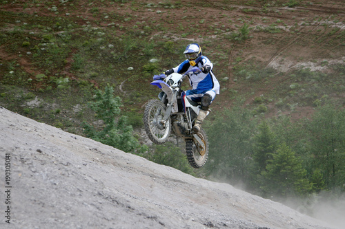 Fototapeta Naklejka Na Ścianę i Meble -  Motocrossfahrer am Steilhang