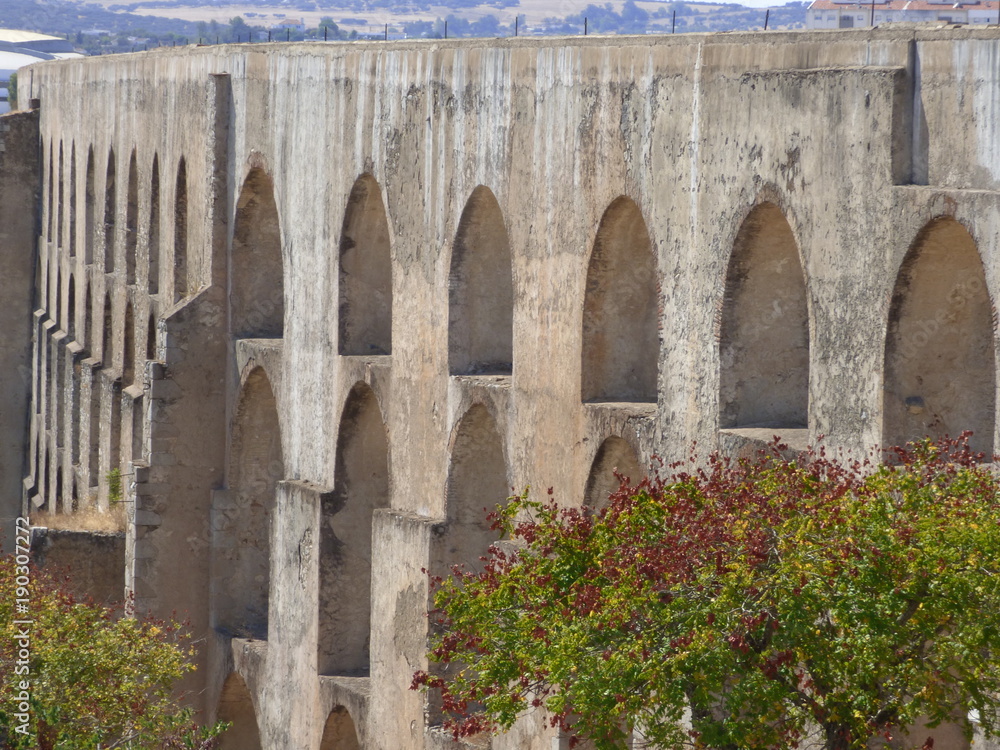 Obraz premium Acueducto de Amoreira en Elvas (Portugal) ciudad historica en el distrito de Portalegre en la región del Alentejo a pocos kilometros de Badajoz (España)