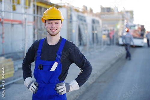 Handwerker mit nettem Lachen auf einer Baustelle  photo