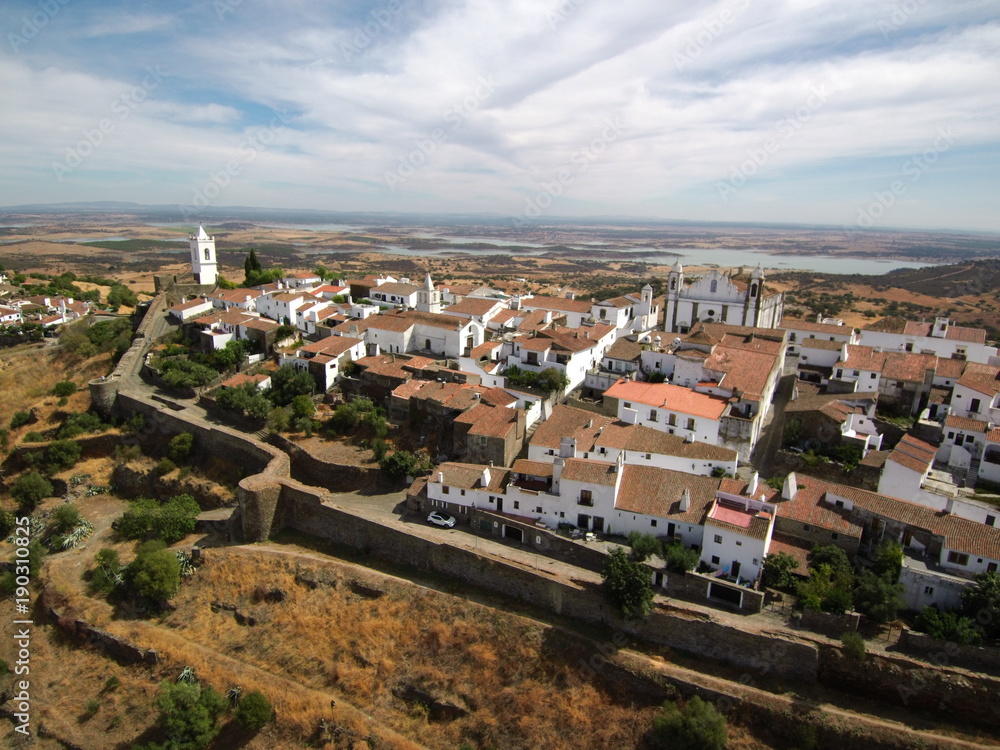 Monsaraz, pueblo historico de el Alentejo (Portugal) Fotografia aerea con Drone