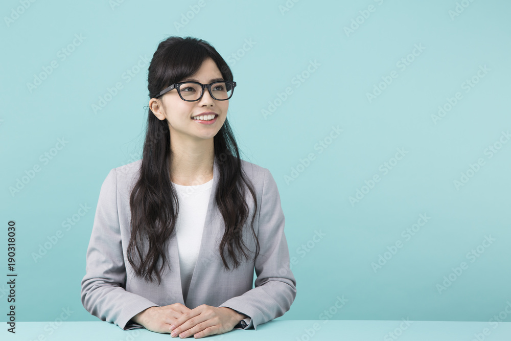 メガネをかけた女性 メガネをかけた女性