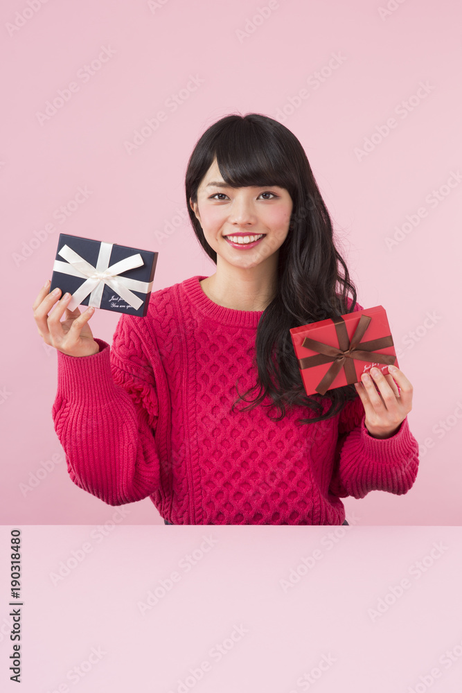 プレゼントを持った女性 プレゼントを持った女性