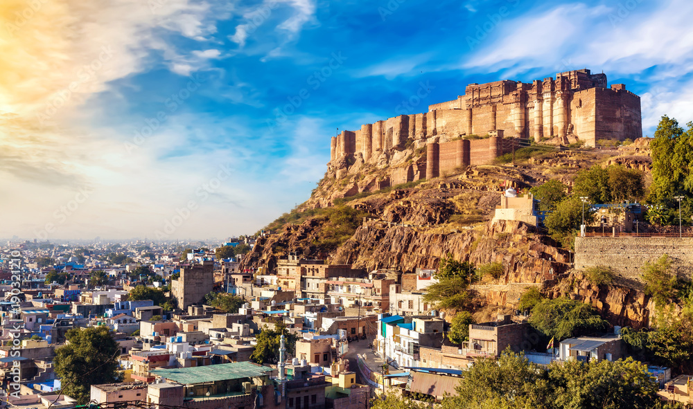 Obraz premium Mehrangarh Fort with view of the blue city of Jodhpur, Rajasthan India.