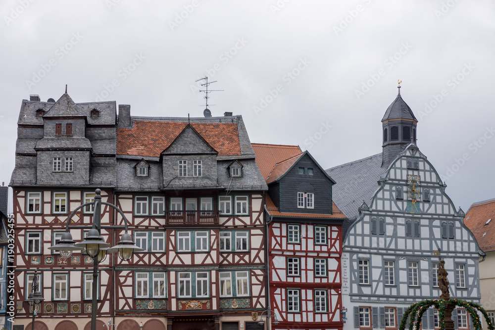 Fototapeta premium Fachwerkgebäude-Gruppe am Marktplatz in Butzbach, Hessen