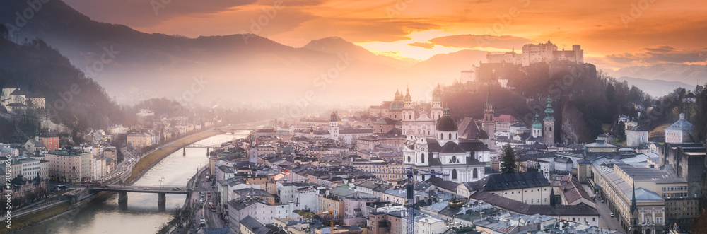 Obraz premium Panoramiczny widok na Salzburg w zimowy poranek