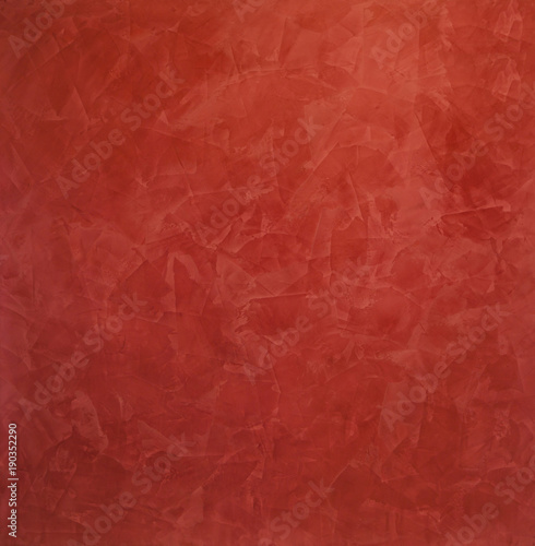 Фактура красная мазков в сумрачном освещении. Венецианская штукатурка, декоративное покрытие для стен