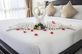 White swan folded towel, Symbols of single-minded love. Set in a white bed for couples in a romantic and warm atmosphere.