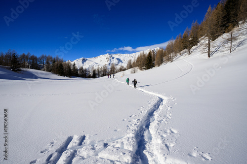 alpinisti in salita con le ciaspole verso il pizzo Foisc, nelle alpi Leonine (Svizzera)