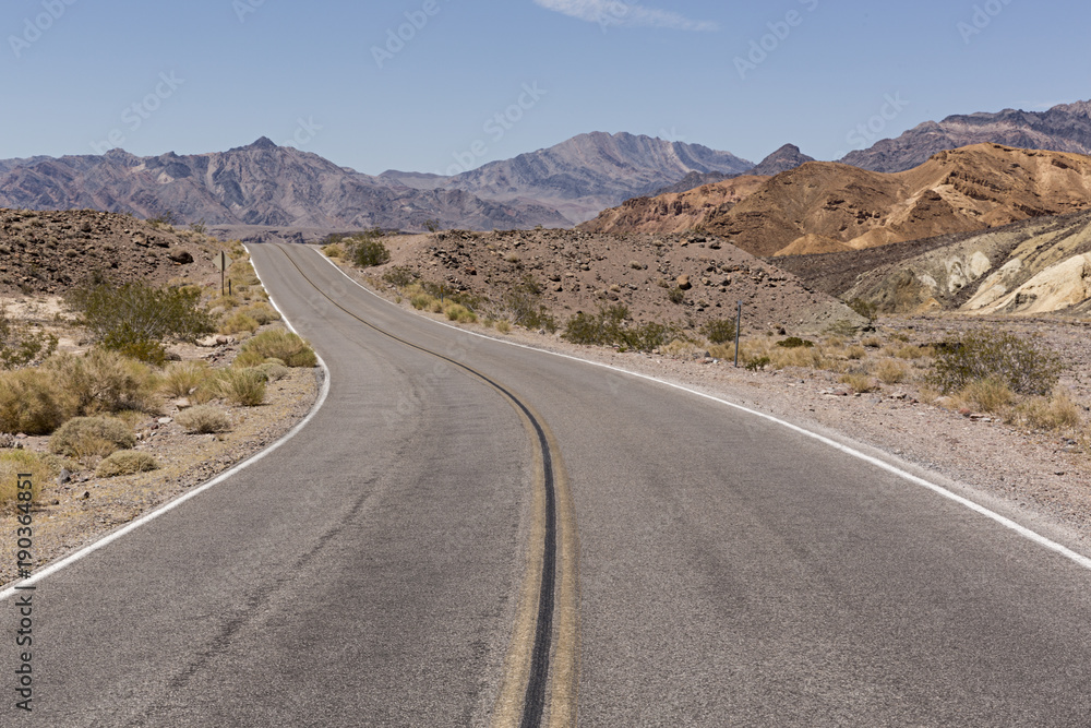 Carretera en Death Valley, National Park. California.