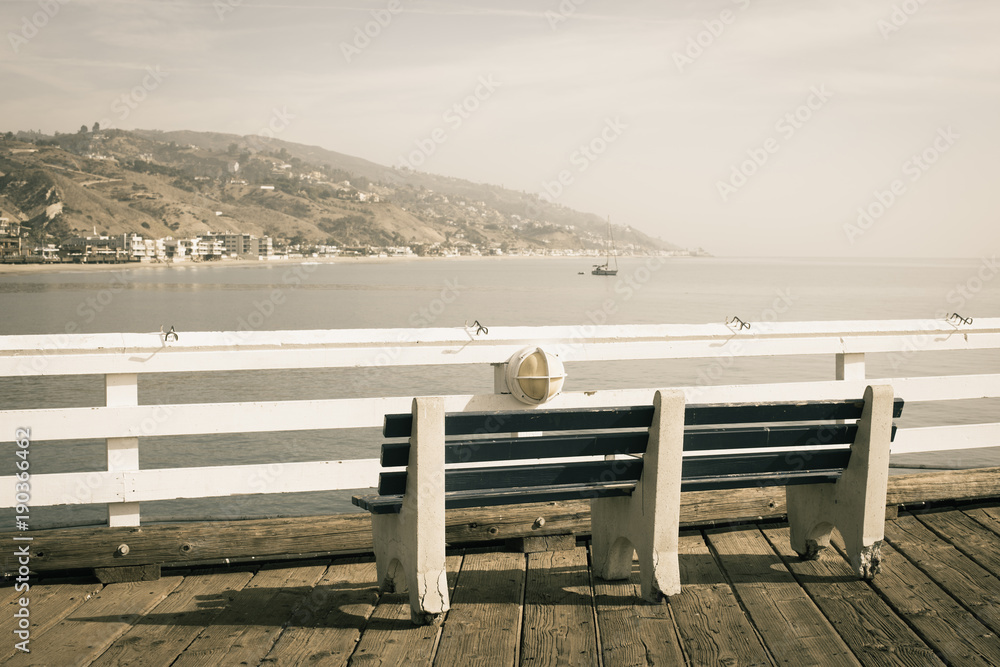 banc sur le ponton de Malibu beach Photos | Adobe Stock