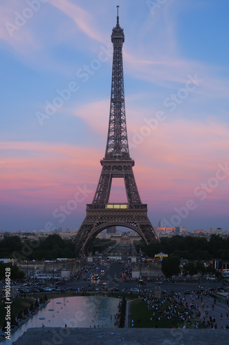 Fototapeta Naklejka Na Ścianę i Meble -  Eiffel Tower On The Sunset