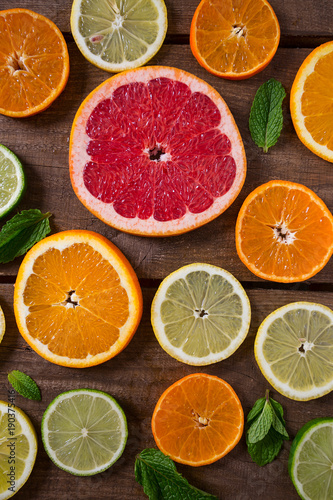 cutrus fruit slices on wooden surface