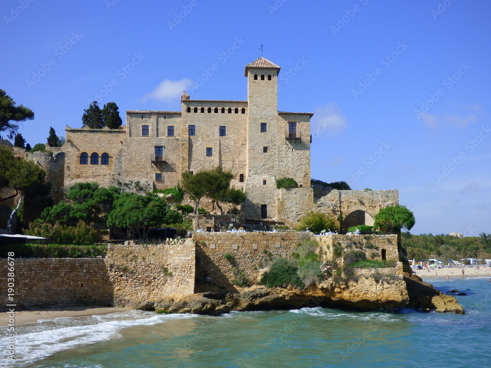 Castillo de Tamarit, pequeña aldea en zona costera junto al mar Mediterráneo en el término municipal de Tarragona (España)