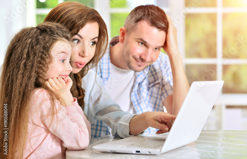 Bild auf Leinwand Happy family with laptop