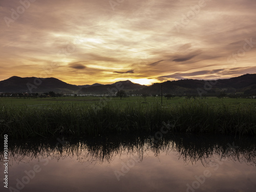 Wasserspiegelung im Sonnenuntergang