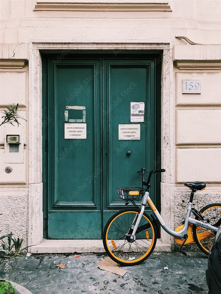 Красивая улица европейского города с велосипедом