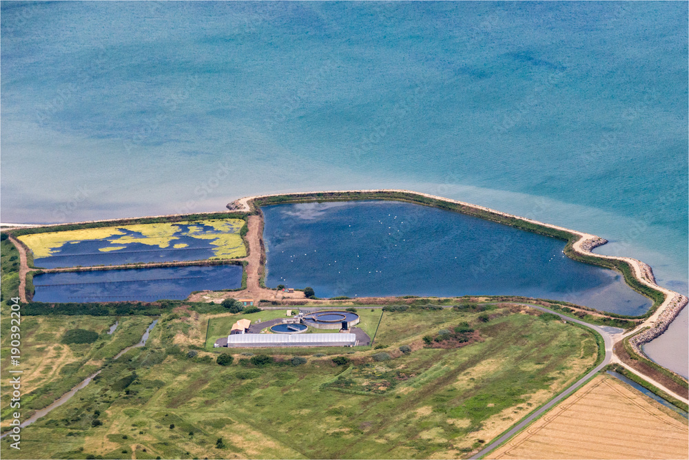 Vue aérienne de marais salants sur l'île de Noirmoutiers en France