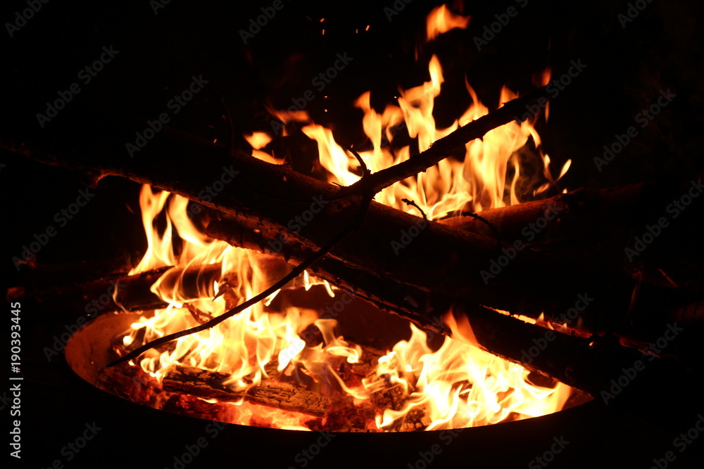 Fototapeta premium brennende Feuerschale