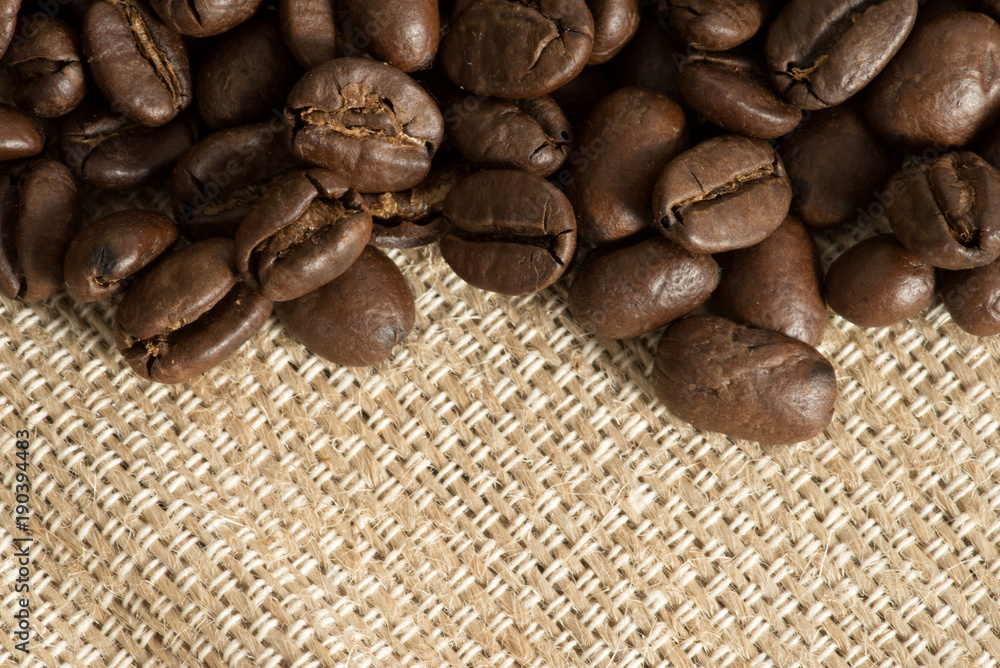 Kaffeebohnen auf einem Jute Hintergrund Kaffeebohnen auf einem Jute Hintergrund