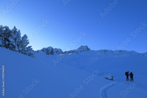 Ski de randonnée dans les pyrénées sous le soleil © Ourson+