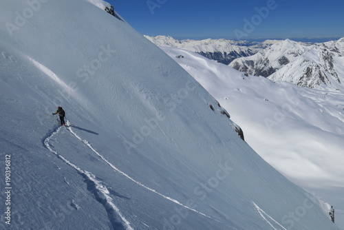 Ski de randonnée dans les pyrénées sous le soleil