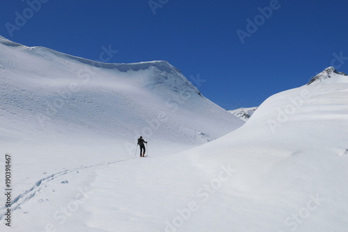 ski de randonnée dans les Pyrénées sous la neige