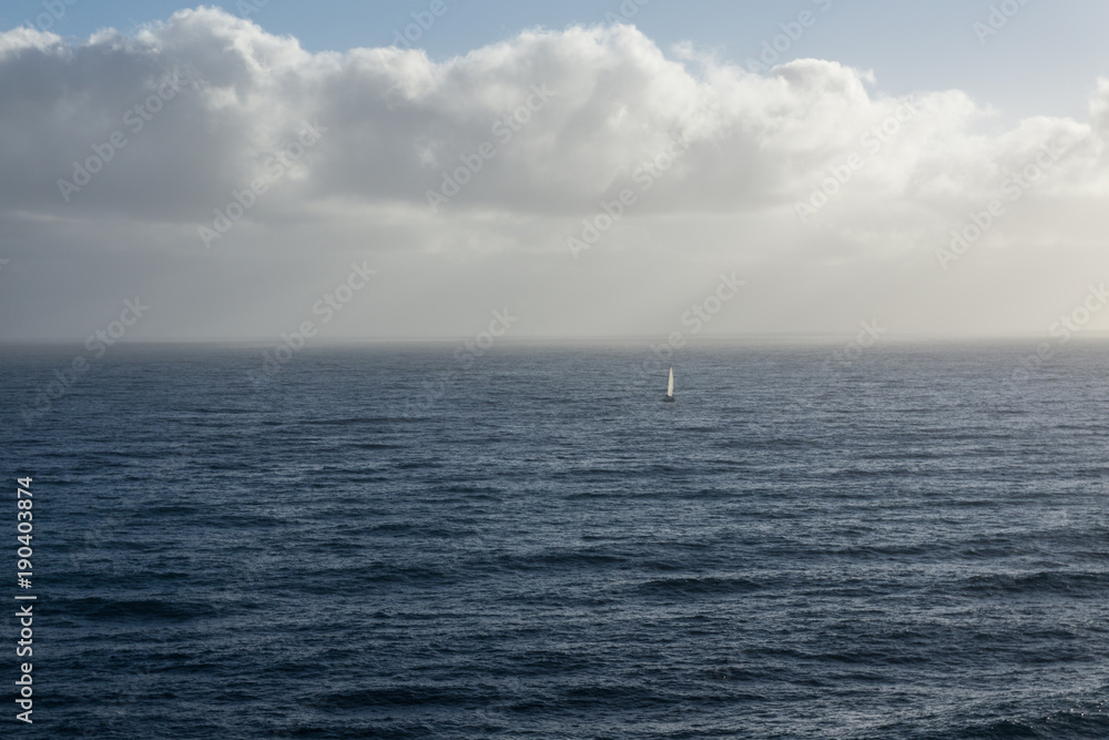 Segelboot im Wasser Segelboot im Wasser