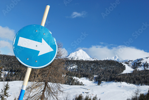 Arrow blue sign